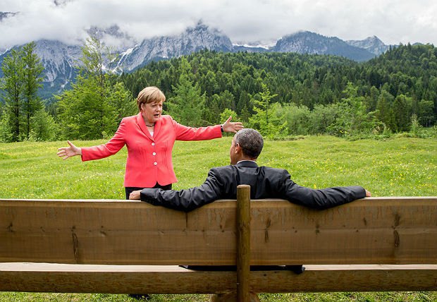 Канцлер Германии Ангела Меркель беседует с президентом США Бараком Обамой во время саммита G7 в Эльмау, Германия, 08 июня
2015 года.