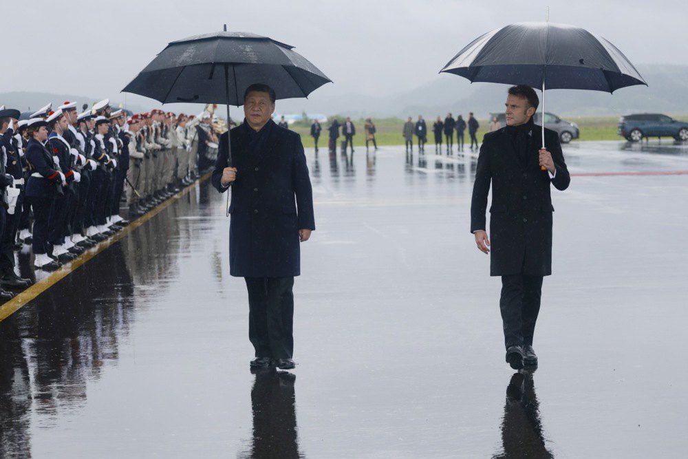 Президент Китаю Сі Цзіньпін і президент Франції Еммануель Макрон перед відльотом лідера китаю з аеропорту Тарб, 7 травня 2024 р.