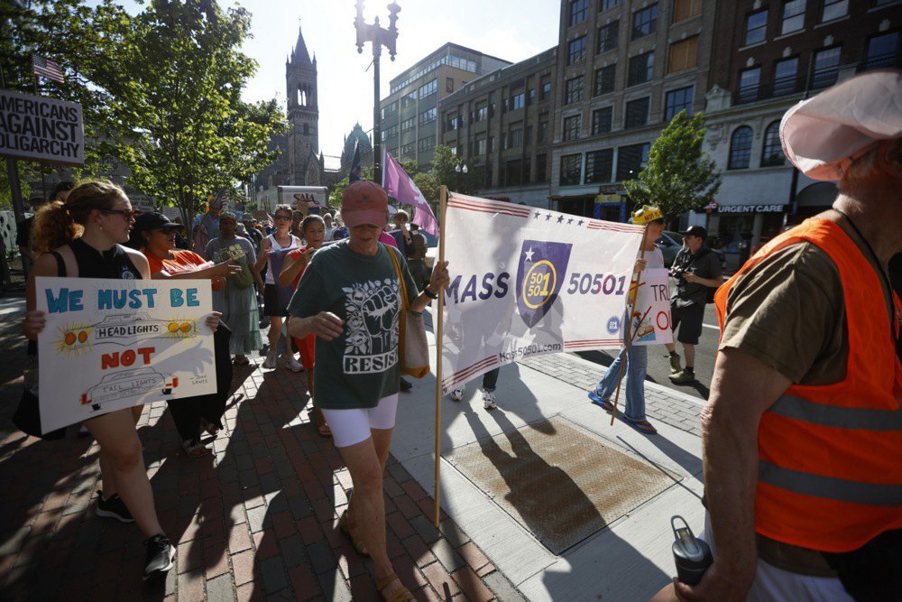 Марш за демократію та свободу в Бостоні в рамках національного протесту проти політики адміністрації Трампа