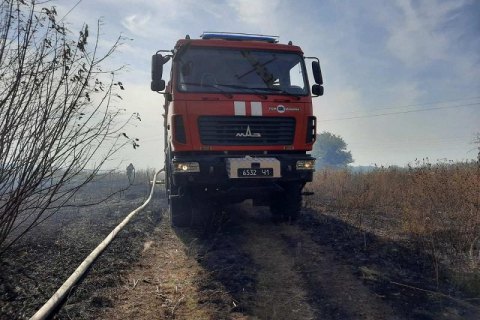 У Луганській області продовжується гасіння трьох осередків пожеж у двох районах