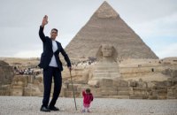 Самый высокий в мире мужчина и самая низкая женщина снялись на фоне египетских пирамид