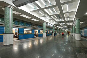 Завтра Азаров откроет новую станцию метро 