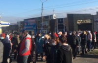 У Чернівцях підприємці перекрили дорогу, протестуючи проти «карантину на вихідні»