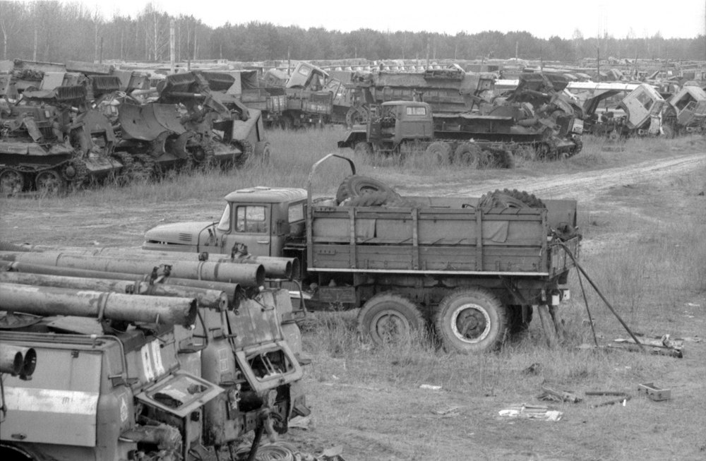 Автомогильники в с. Іловниця Чорнобильського району Київської області, що входить до зони відчуження Чорнобильської АЕС ім. В.І. Леніна. с. Іловниця, 1993 р.