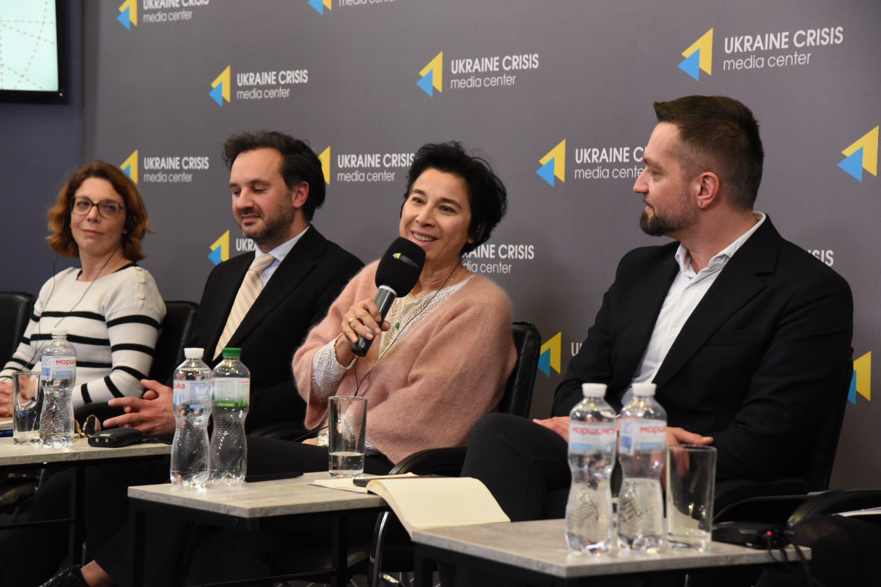 Зліва направо: заступниця директора з міжнародних відносин і солідарності міської ради Лілля Александра Мае, речник МЗС Георгій
Тихий, президентка Французького інституту Ева Нгуєн Бінь, гендиректор Українського інституту Володимир Шейко