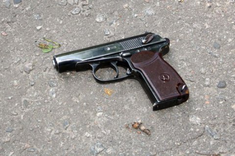 В Мирнограде 3-летний ребенок прострелил себе ногу пистолетом, оставленным на тумбочке