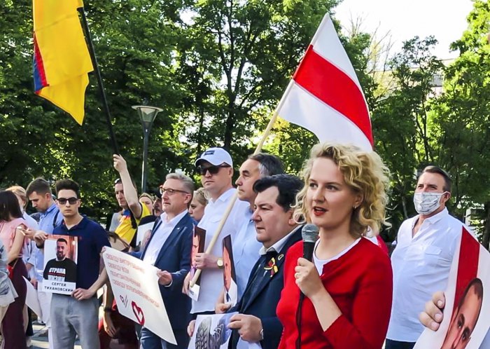 Депутат Сейма Литвы Аушрине Армонайте (справа) выступает во время акции солидарности с протестующими в Беларуси, Вильнюс, 19
июня 2020