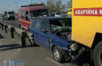 ДТП в Киеве: Skoda въехала в стоящий грузовик аварийной бригады