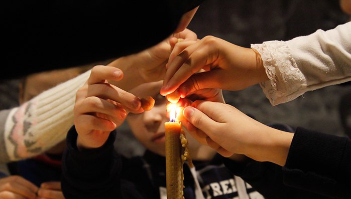 В Музеї Голодомору діти виготовили та запалили свічки під час акції «Свічка у вікні».