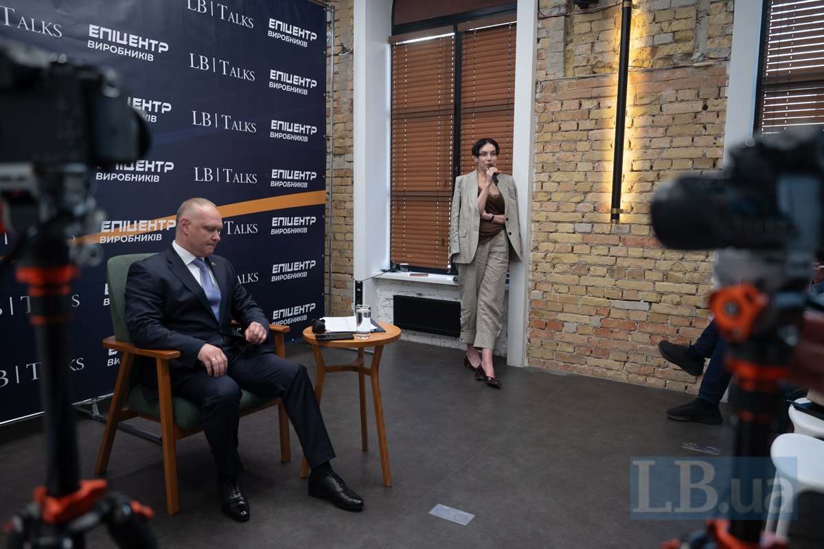 Голова Державної митної служби Орест Мандзій і шеф-редакторка Lb.ua Соня Кошкіна