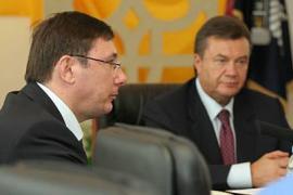 Луценко: Янукович возвращает в области "смотрящих"