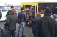 Київ без метро: автобуси і маршрутки переповнені, люди чекають у чергах годинами