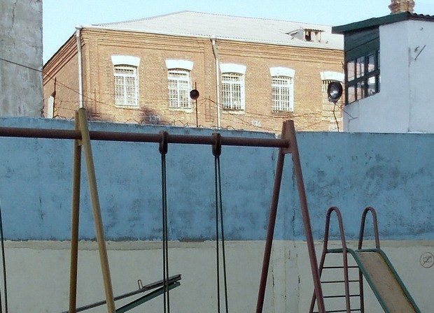 Детская площадка возле больницы для заключенных, больных туберкулезом