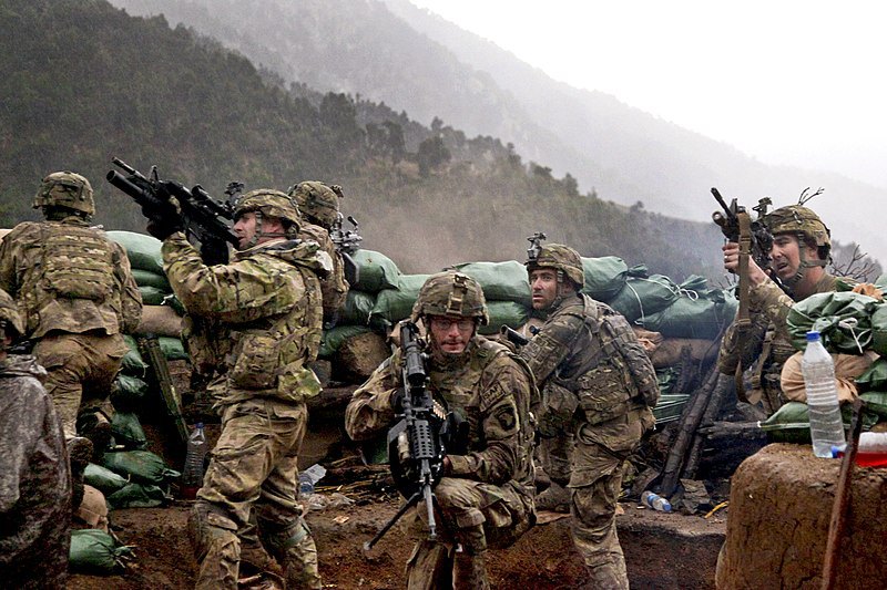 Американські солдати 2-го батальйону 327-го піхотного полку 101-ї повітряно-десантної дивізії відкривають вогонь у відповідь під час перестрілки з талібами в долині Баравала Калай у провінції Кунар, Афганістан, 31 березня 2011 року.