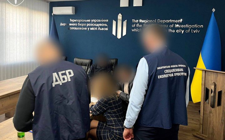 На Закарпатті прокурори встановили нові факти у справі депутата облради, який контролював незаконний збут дубу