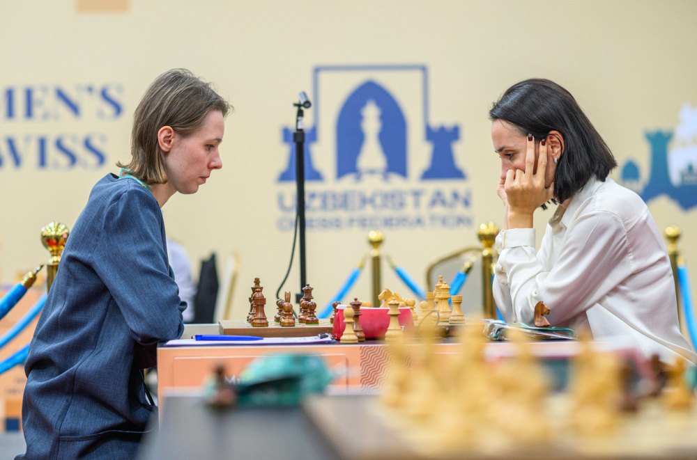Марія Музичук (ліворуч) виступає на турнірі в Самарканді