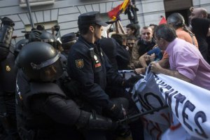 В Мадриде противники монархии подрались с полицией