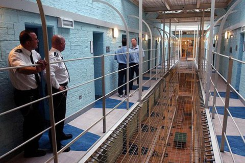 У Британії журналіст під прикриттям виявив велику кількість порушень в одній з найбільших в'язниць
