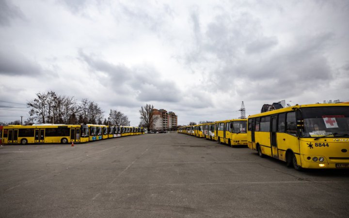 Заборону на рух наземного громадського транспорту Києва під час тривог скасували. Але не метро