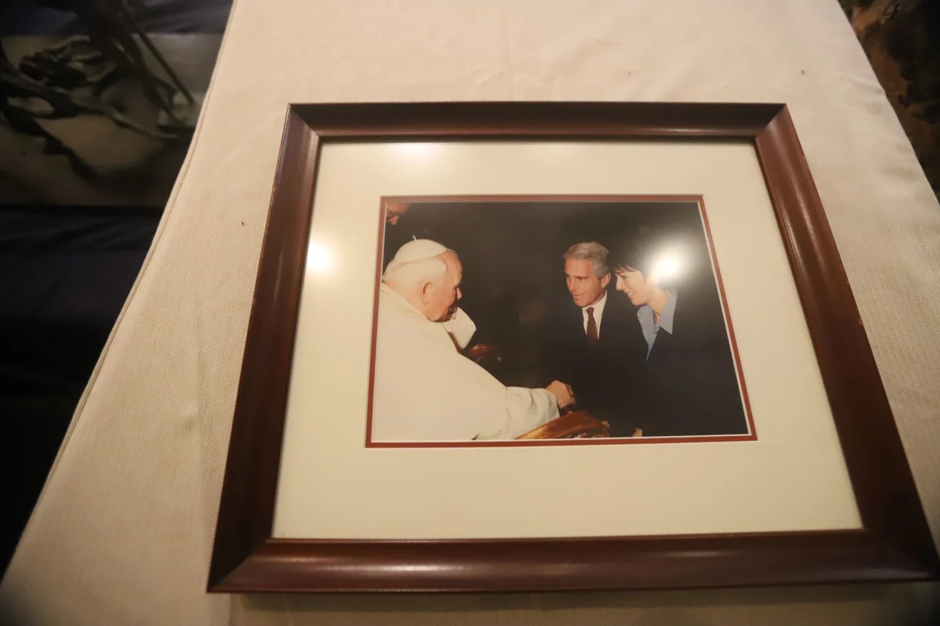 Приватна аудієнція у Ватикані: Джеффрі Епштейн та Ґіслейн Максвелл в Папи Римського Івана Павла ІІ