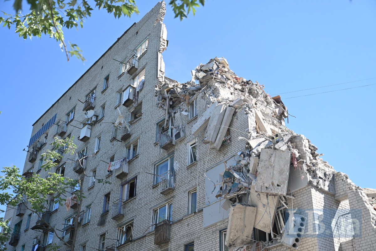 Наслідки обстрілу багатоповерхівки у Дарницькому району Києва, 2 липня