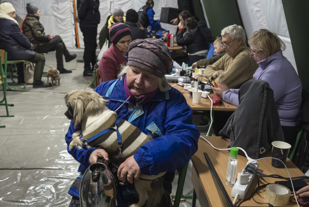 Люди гріються в одному з пунктів незламності у Києві.