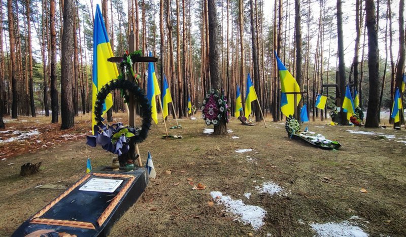 Військове кладовищі у селі Чмирівка Старобільського району Луганської обл, архівне фото  qkkireireidqqzrz