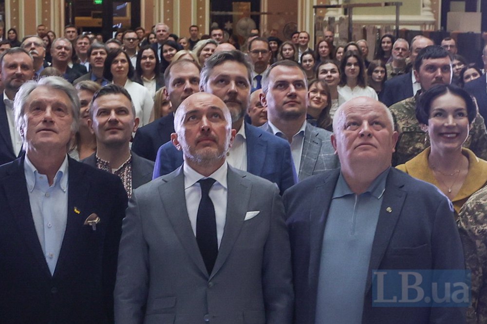 Зліва направо: Віктор Ющенко, Андрій Пишний, Степан Кубів , Соня Кошкіна і у другому ряду по центру Родіон Морозов, виконувач обов’язків голови UGB Ukrgasbank, за сприяння UBG реалізовується проєкт «30 років гривні»