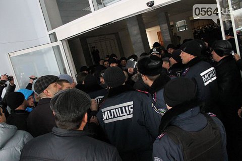 Активисты устроили потасовку с членами ТИК в Кривом Роге