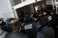 Активисты устроили потасовку с членами ТИК в Кривом Роге