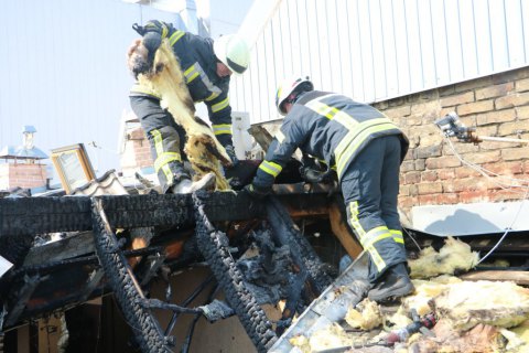 В центре Киева ликвидировали пожар на крыше жилого дома