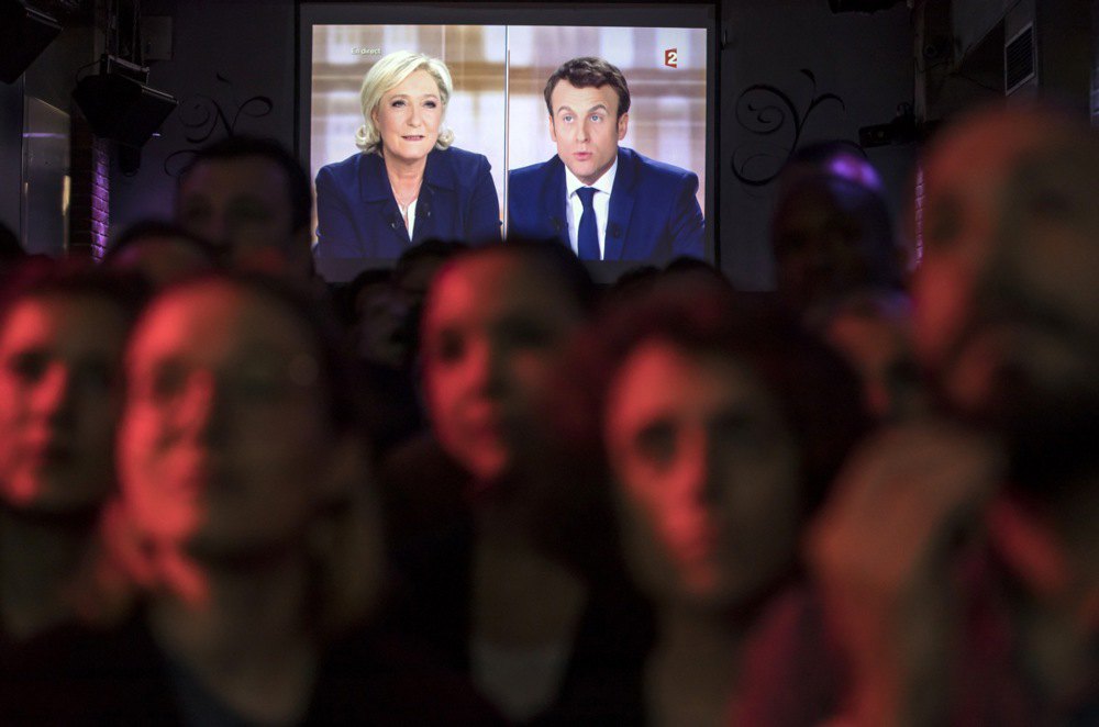 Трансляція теледебатів між Емманюелем Макроном і Марін Ле Пен у паризькому кафе, 3 травня 2017 року.