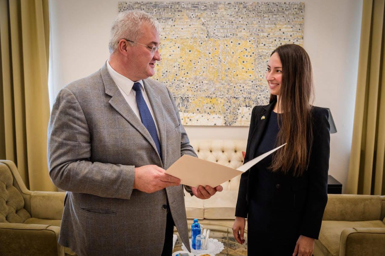 Сибіга вручив патент про консульську діяльність почесного консула України у Сіднеї Катерині Аргіру