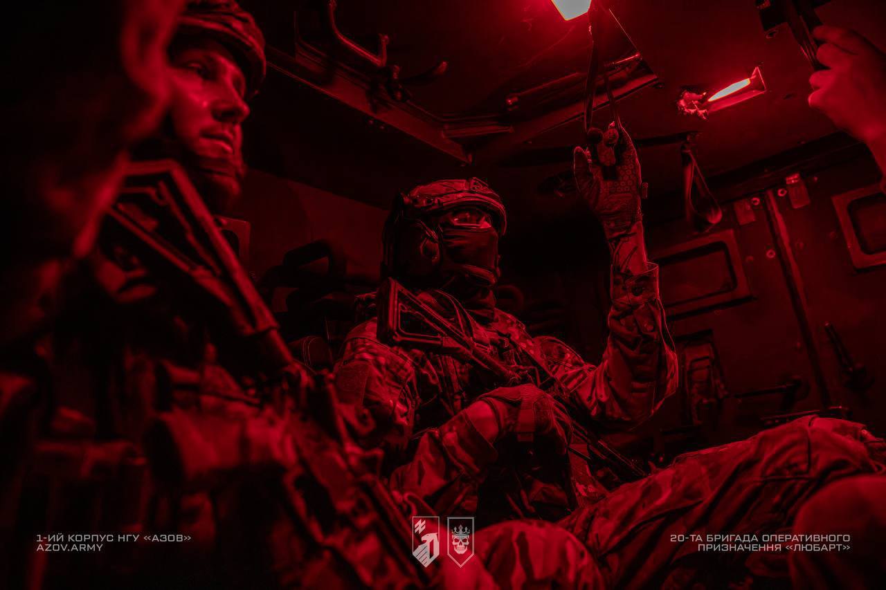 Бійці бригади «Любарт» сидять в бронетехніці з червоним освітленням