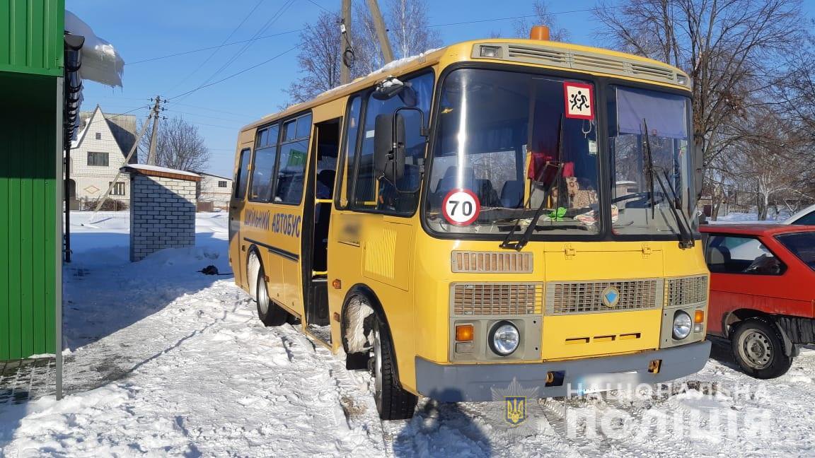 Школьный автобус, в котором, возможно, отравились дети