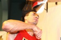 Владимир Кличко упражняется на пневматической груше