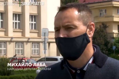 У Закарпатській області на подвір'я депутата від "Слуги народу" кинули "коктейль Молотова"