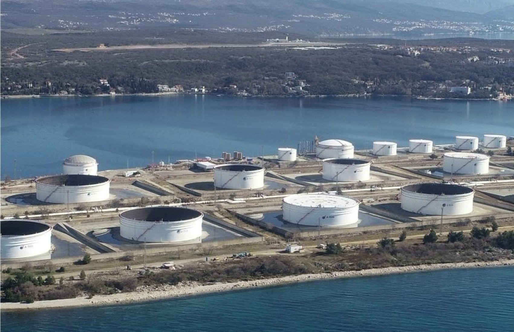 Хаб Омішаль на острові Крк є критично важливим енергетичним хабом Хорватії, де розташовані два основні термінали LPG і нафтовий Janaf 