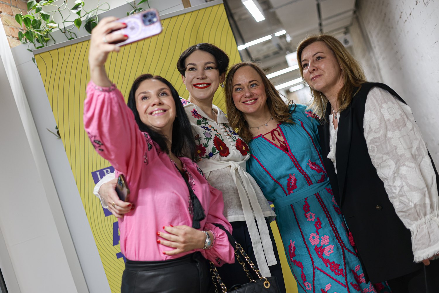 Зліва-направо: власниця і директорка компанії Ukrainian Marketing Group Наталія Бухалова, Соня Кошкіна, Мар’яна Ханяк і Тетяна Ніколаєнко, видання Цензор