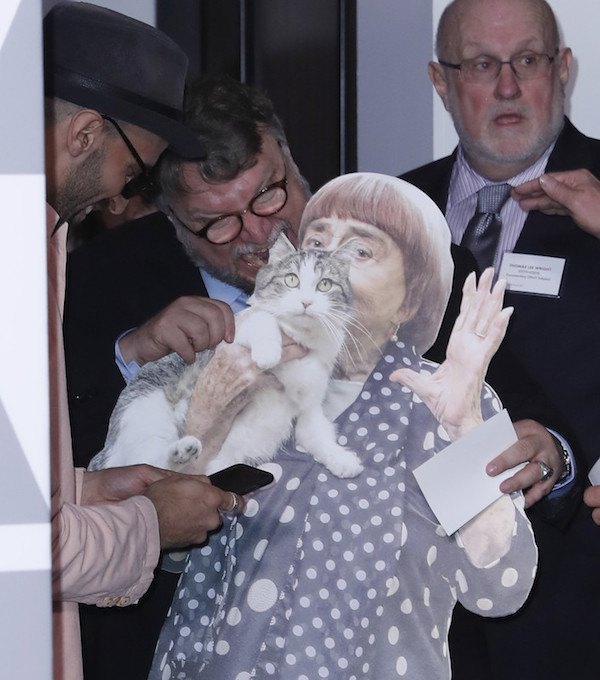 Фігура Аньєс Варди і Гільєрмо дель Торо (кусає кота)