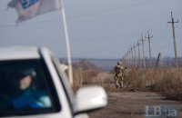 Перед російськими танками на Луганщині окупанти виставили автомобілі із символікою ОБСЄ