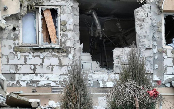 Росіяни обстріляли багатоквартирний будинок у середмісті Херсона