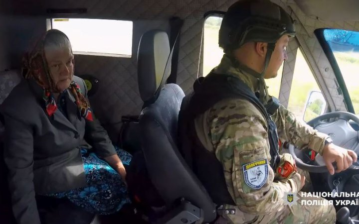 "Білі янголи" евакуювали цивільних із Лиманської громади Донеччини