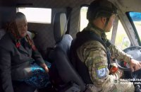 "Білі янголи" евакуювали цивільних із Лиманської громади Донеччини