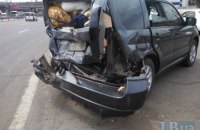 У Києві на Набережному шосе Lexus протаранив Subaru і влетів у відбійник