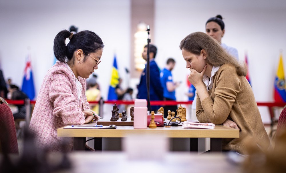 Анна Музичук (праворуч) грає у третьому колі Кубку світу з шахів