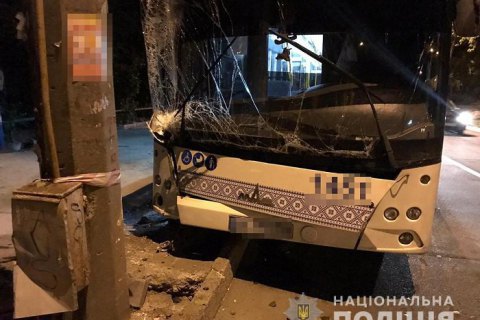 У Запоріжжі автобус із пасажирами в'їхав в електроопору, є постраждалі