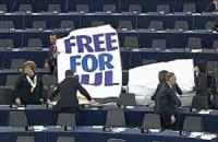 В Европарламенте развернули плакат в поддержку Тимошенко