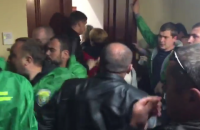 Недовольные жители подрались с охраной Киевсовета, пытаясь прорваться на заседание (обновлено)