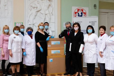 Фонд Порошенко передал в больницу Охматдет 3 тысячи швейцарских ИФА-тестов